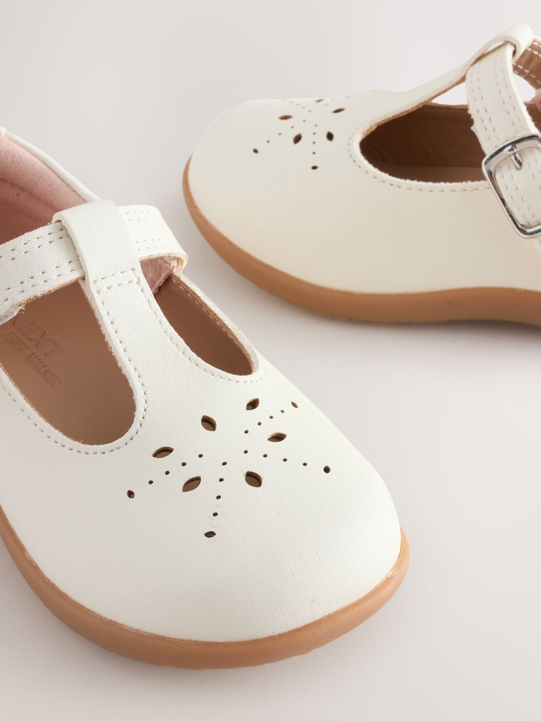 Wit leer - First Walker schoenen met klittenband en T-bandje