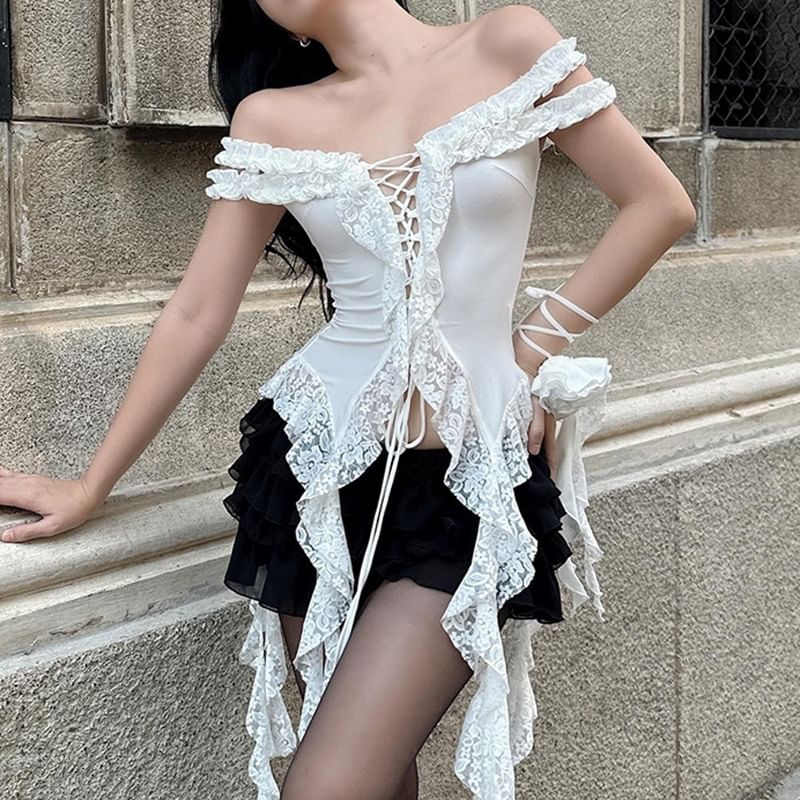 Bababy - Off-Shoulder Effen Asymmetrische Kanten Rand Ruffle Vetersluiting Slim Fit Crop Top