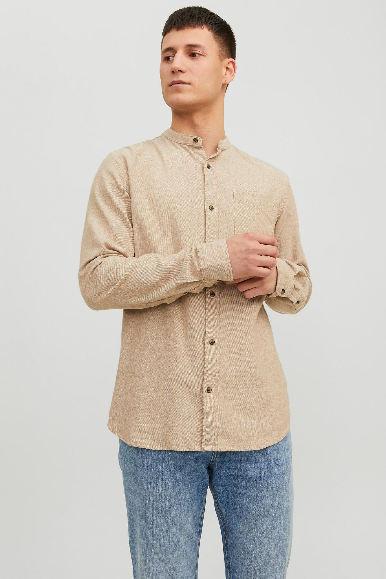 Camisa com gola mandarim, modelagem confortável.