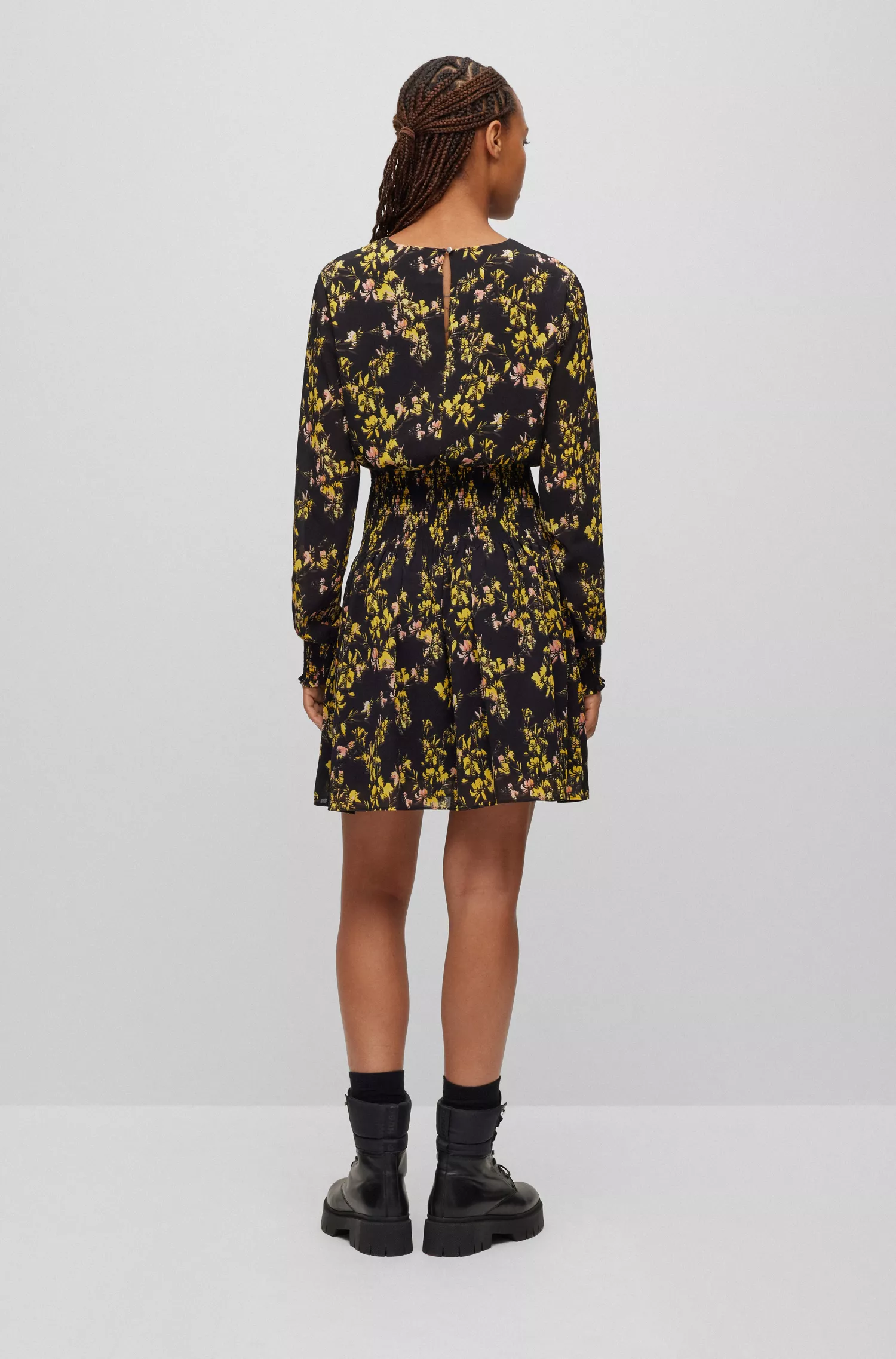 Vestido curto HUGO vermelho com detalhe franzido e estampa floral.