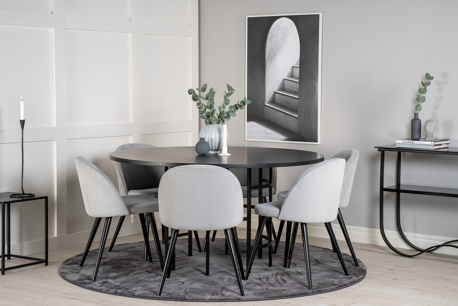 Copenhagen og Manchester Spisegruppe Copenhagen rundt spisebord Ø140 cm i sort med 6 stk. Mancester spisestoler i Lys Grå fløyel og sorte ben.