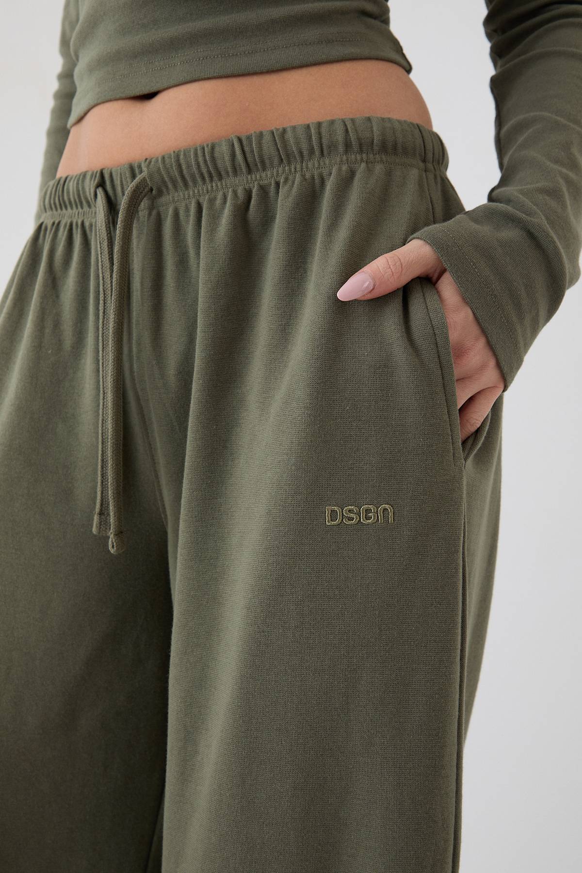 Pantalon Large à Côtes Brodées DSGN Studio