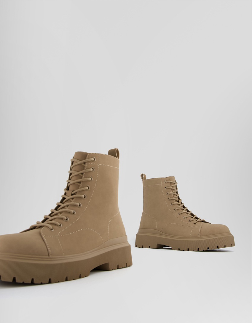 Botas de cano curto com cadarço e sola tratorada para homem