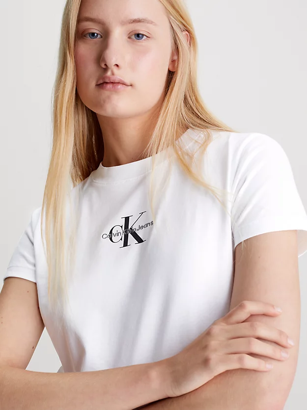 Camiseta curta com monograma