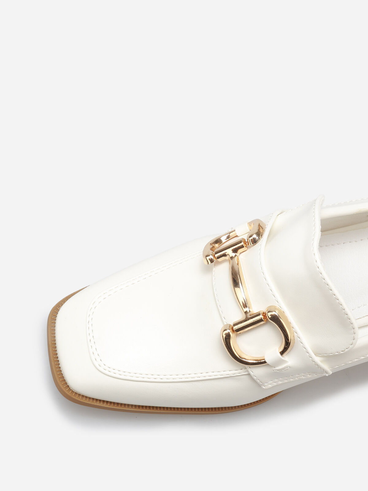 Mocassins à talon avec bout carré et mors doré- Blanc
