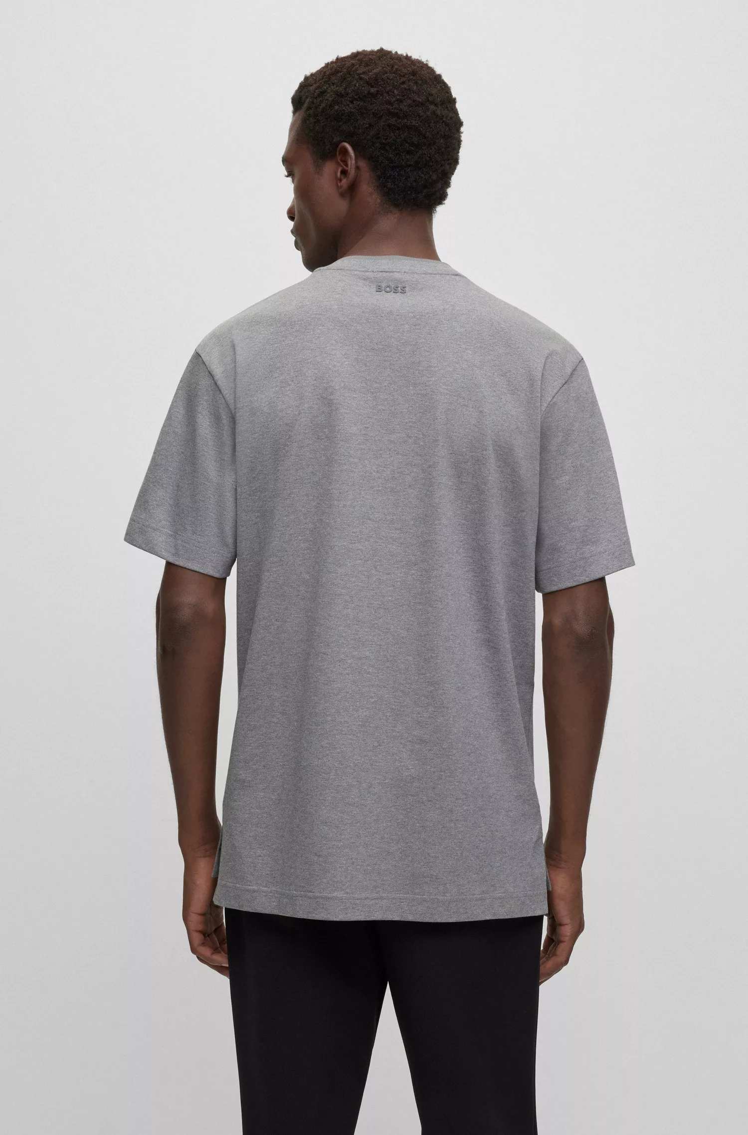Camiseta BOSS preta de algodão mercerizado com modelagem regular e painel contrastante.
