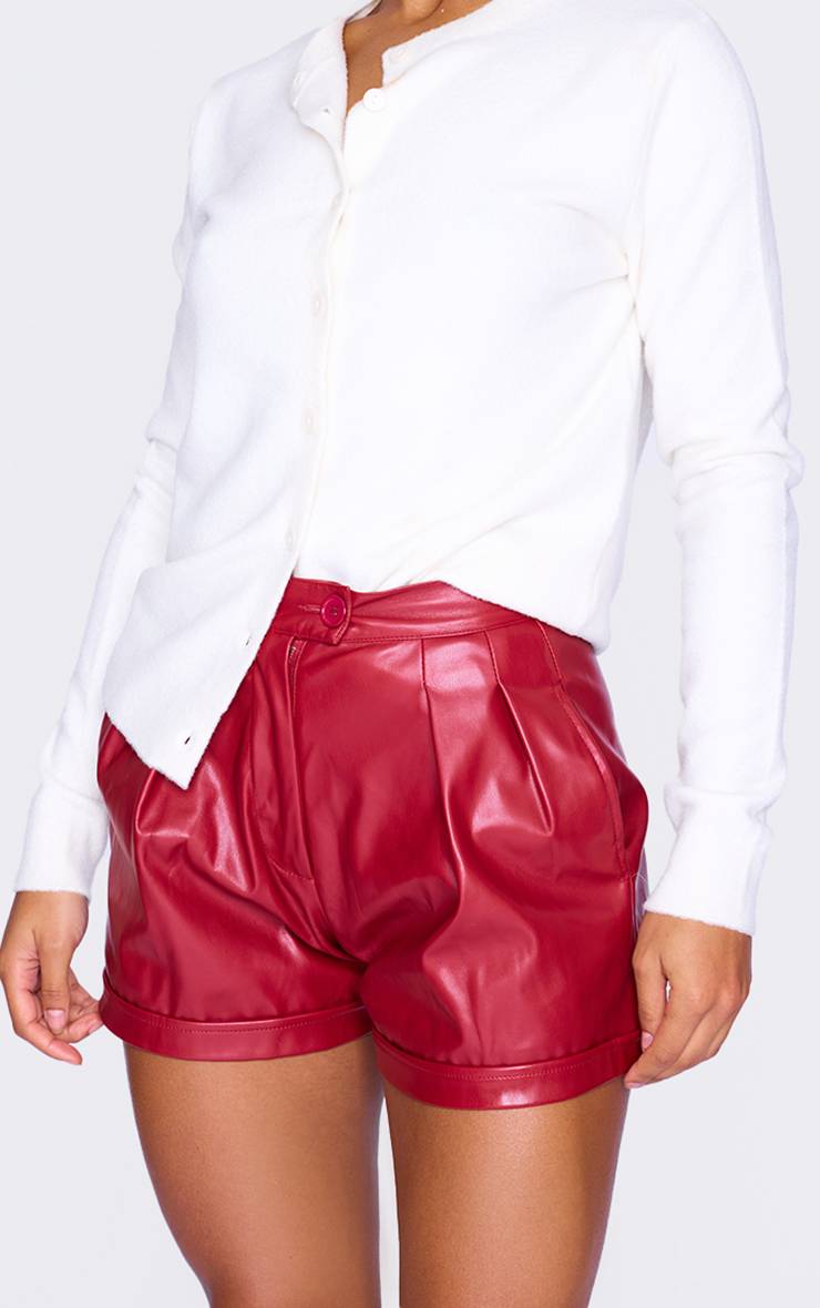 Cherry Red Short En Synthétiquecuir Lavé Premium Avec Détails Plissés