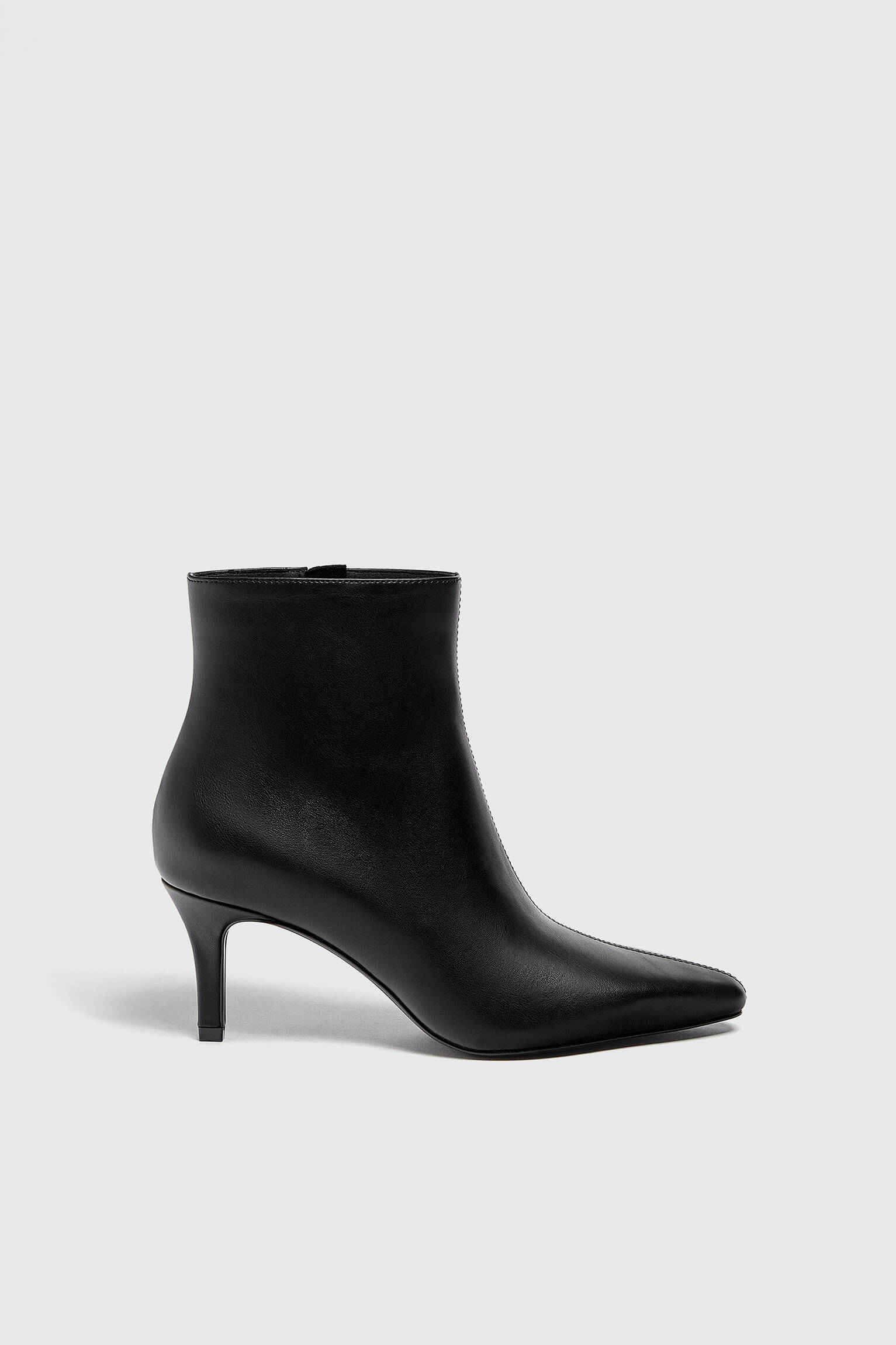 BOTA COM SALTO BICO FINO - PRETA