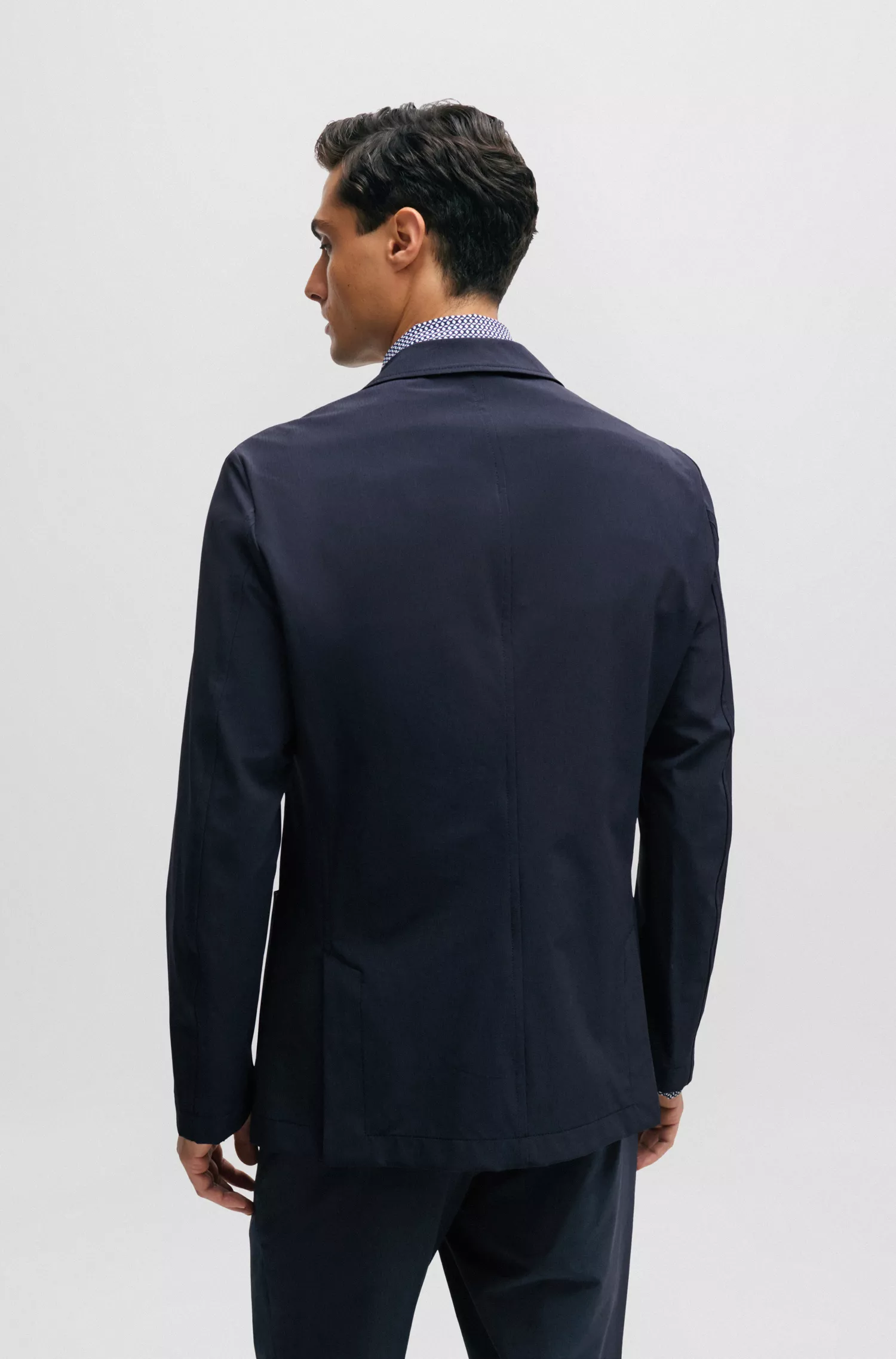 Jaqueta BOSS preta de corte slim em tecido elástico de alta performance.