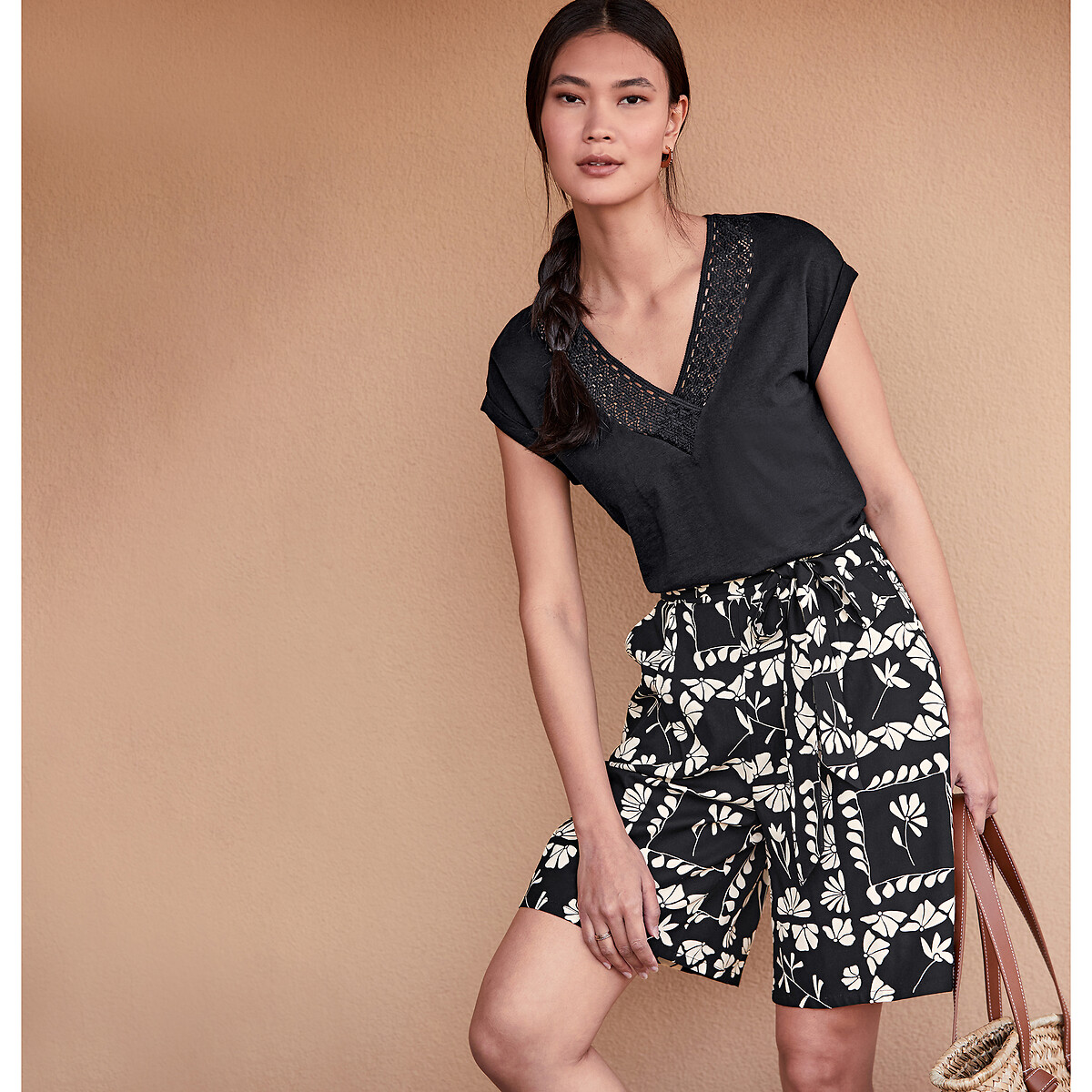 ANNE WEYBURN<br>Camiseta com decote em V, mangas curtas e detalhe em macramê