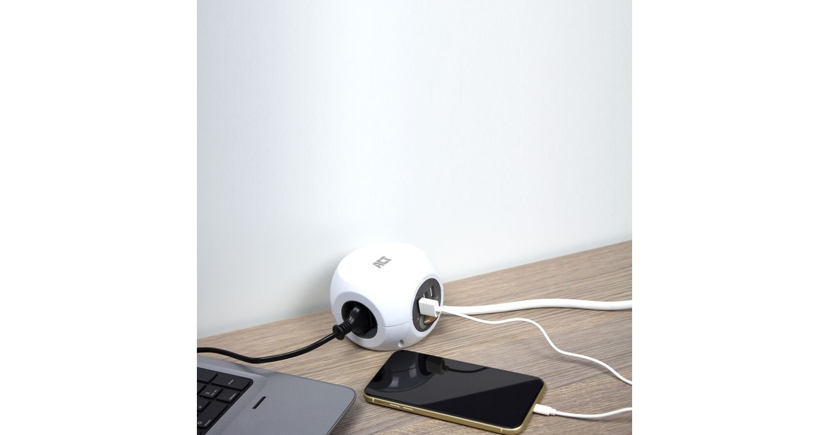 ACT ConnectivityVierkante stekkerdoos (PDU) met 3 sockets type F, 3 USB-A poorten, 1,5m  (Wit)