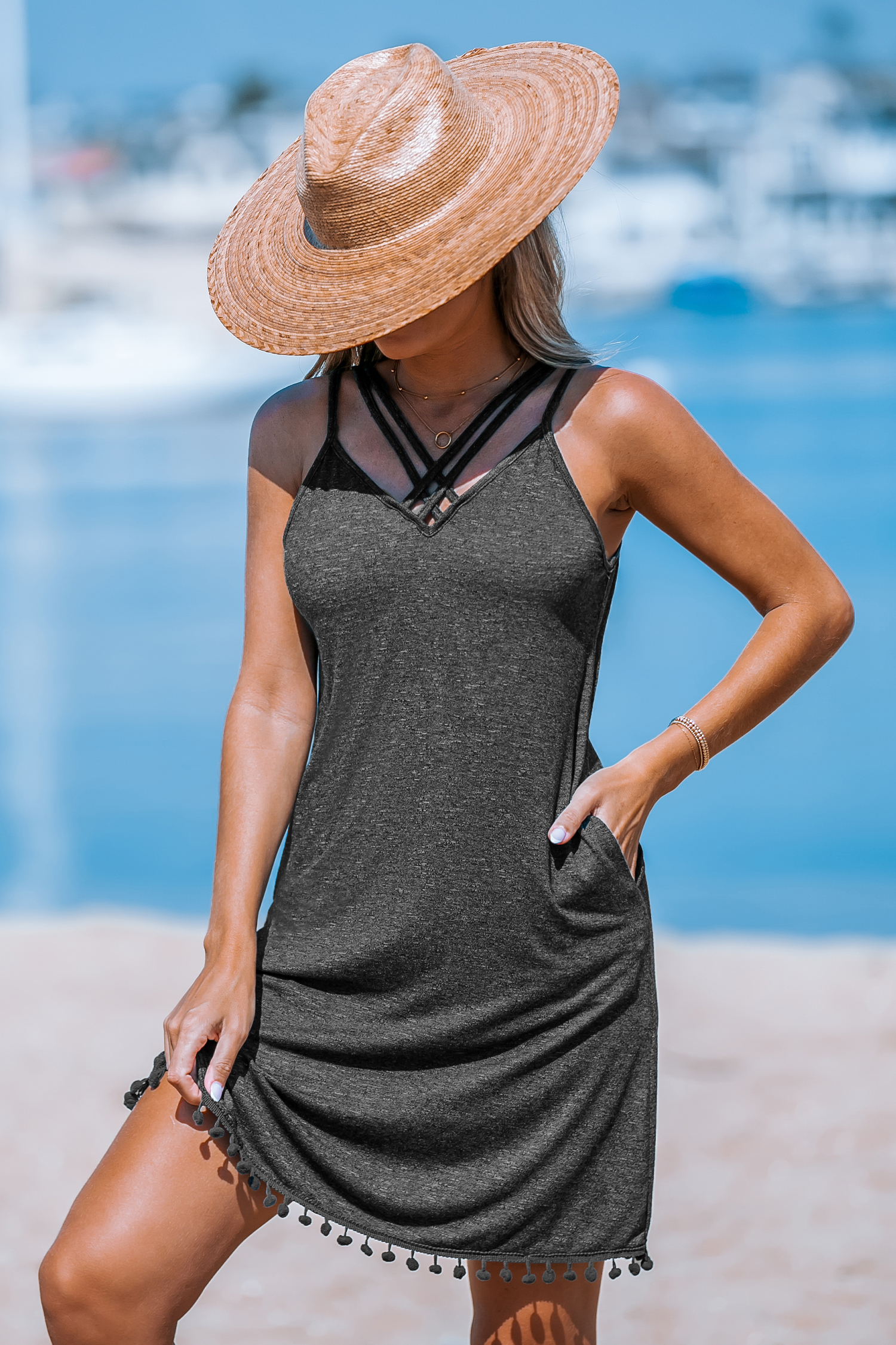 Robe mini à bretelles avec col haut et ourlet à pompons grise