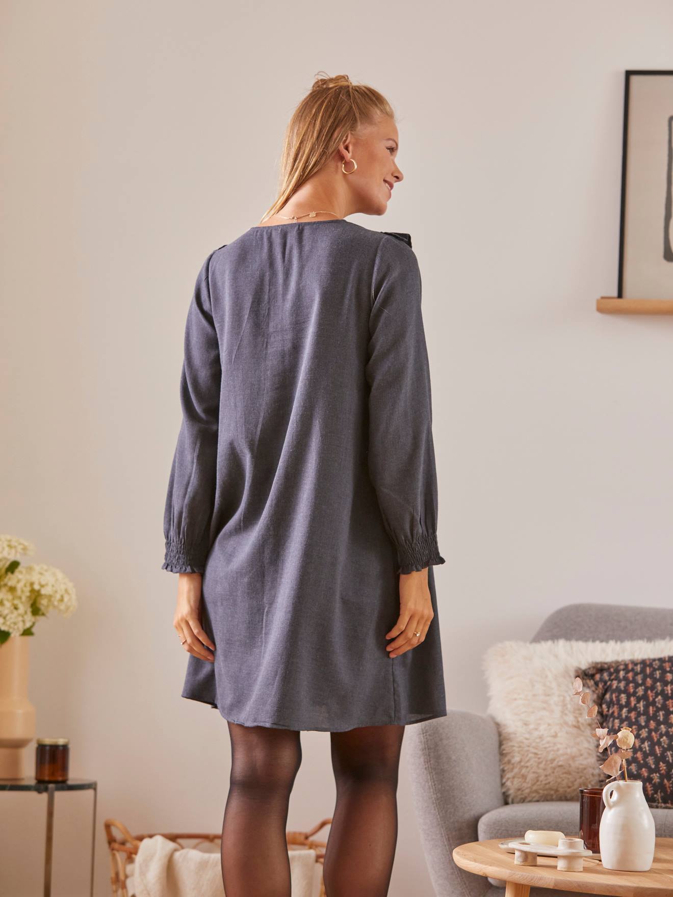 Vestido liso de flanela preta escura com aplique bordado, ideal para gestantes e lactantes.