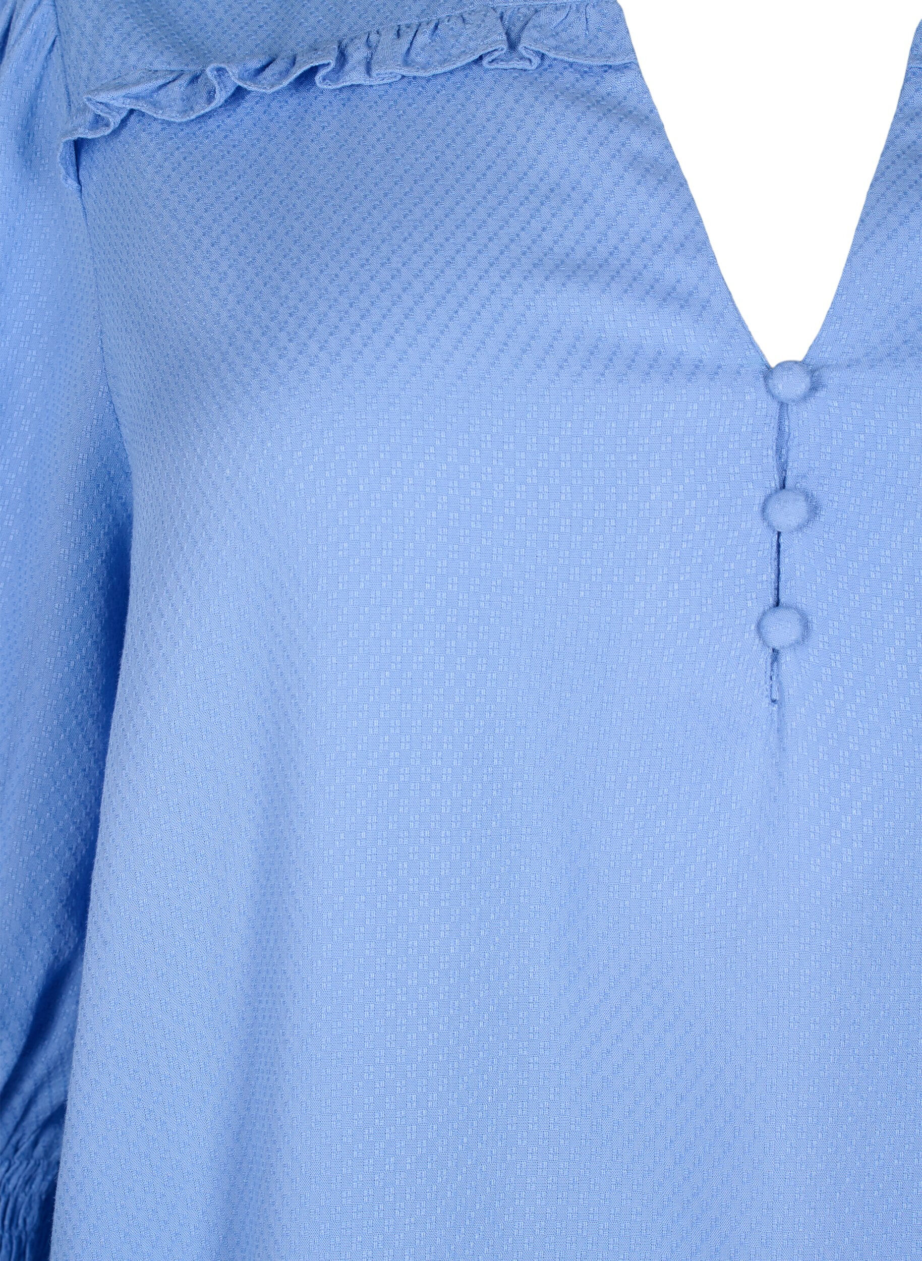 Viskosebluse med smock og flæsedetalje