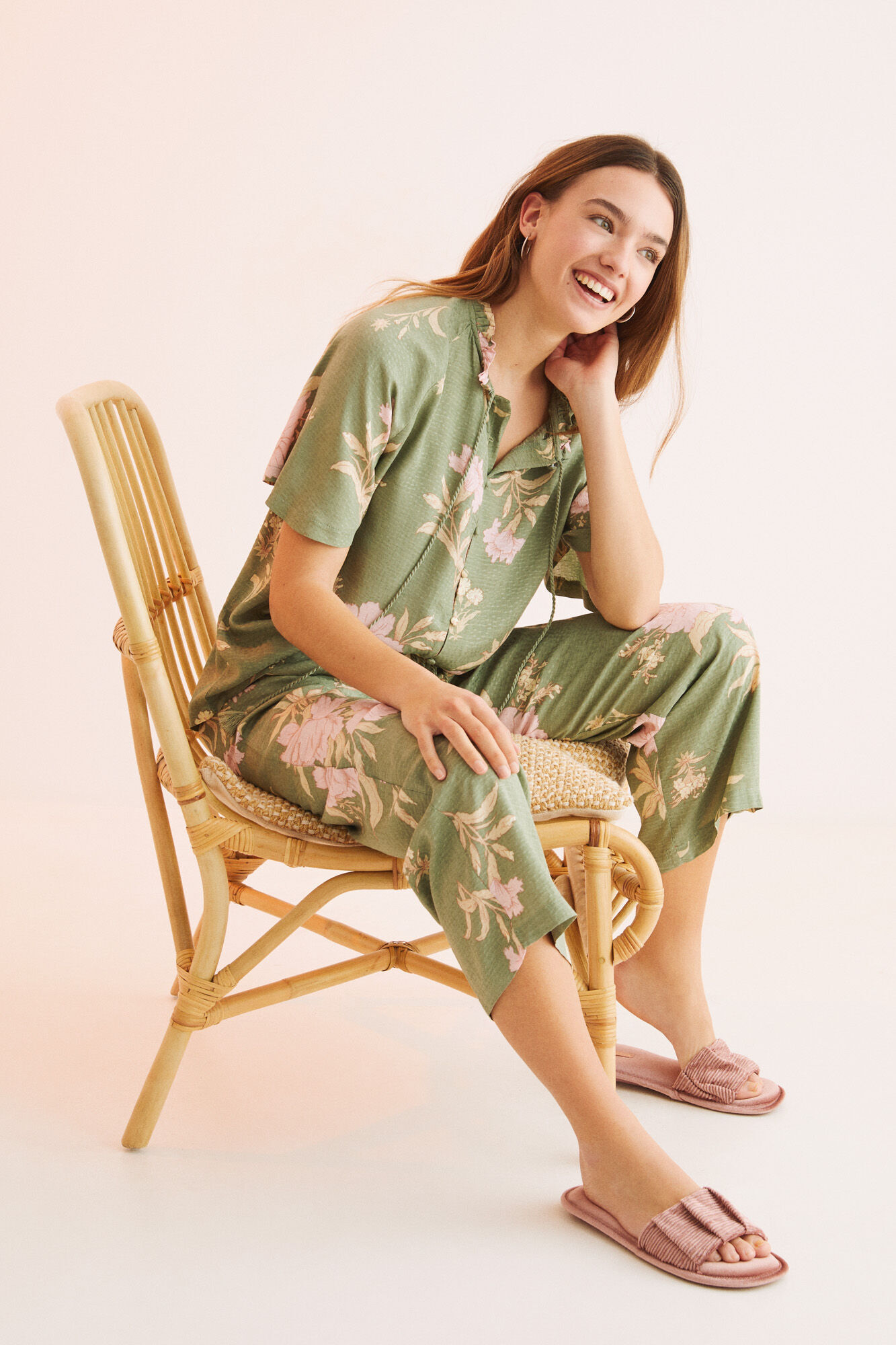 Conjunto de pijama floral verde com calça capri - estampa