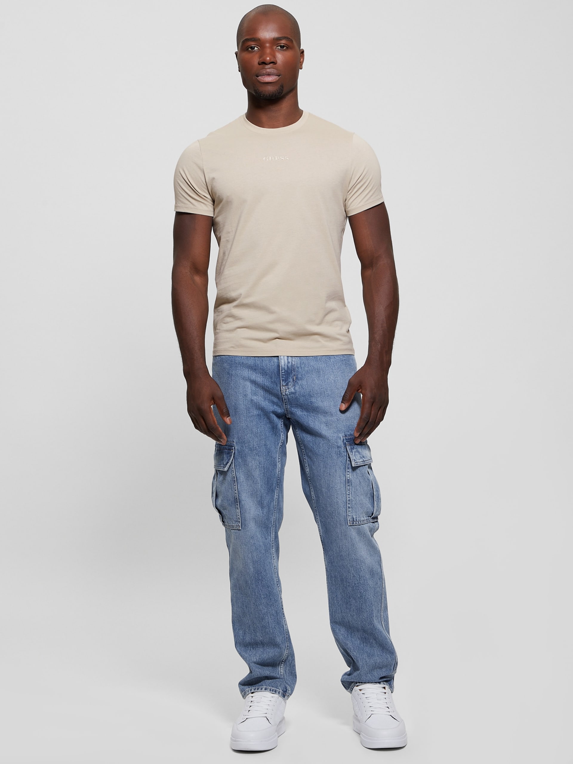 Camiseta com assinatura bordada