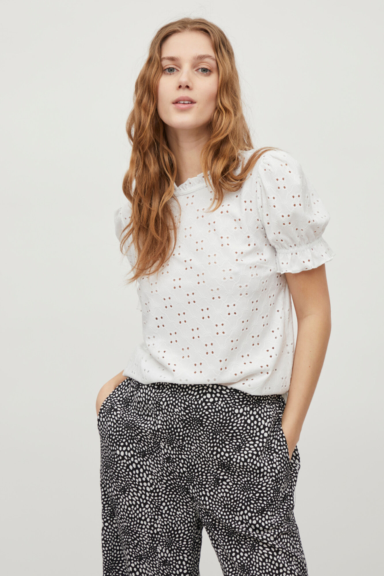 Camiseta com mangas bufantes e babados - Branca