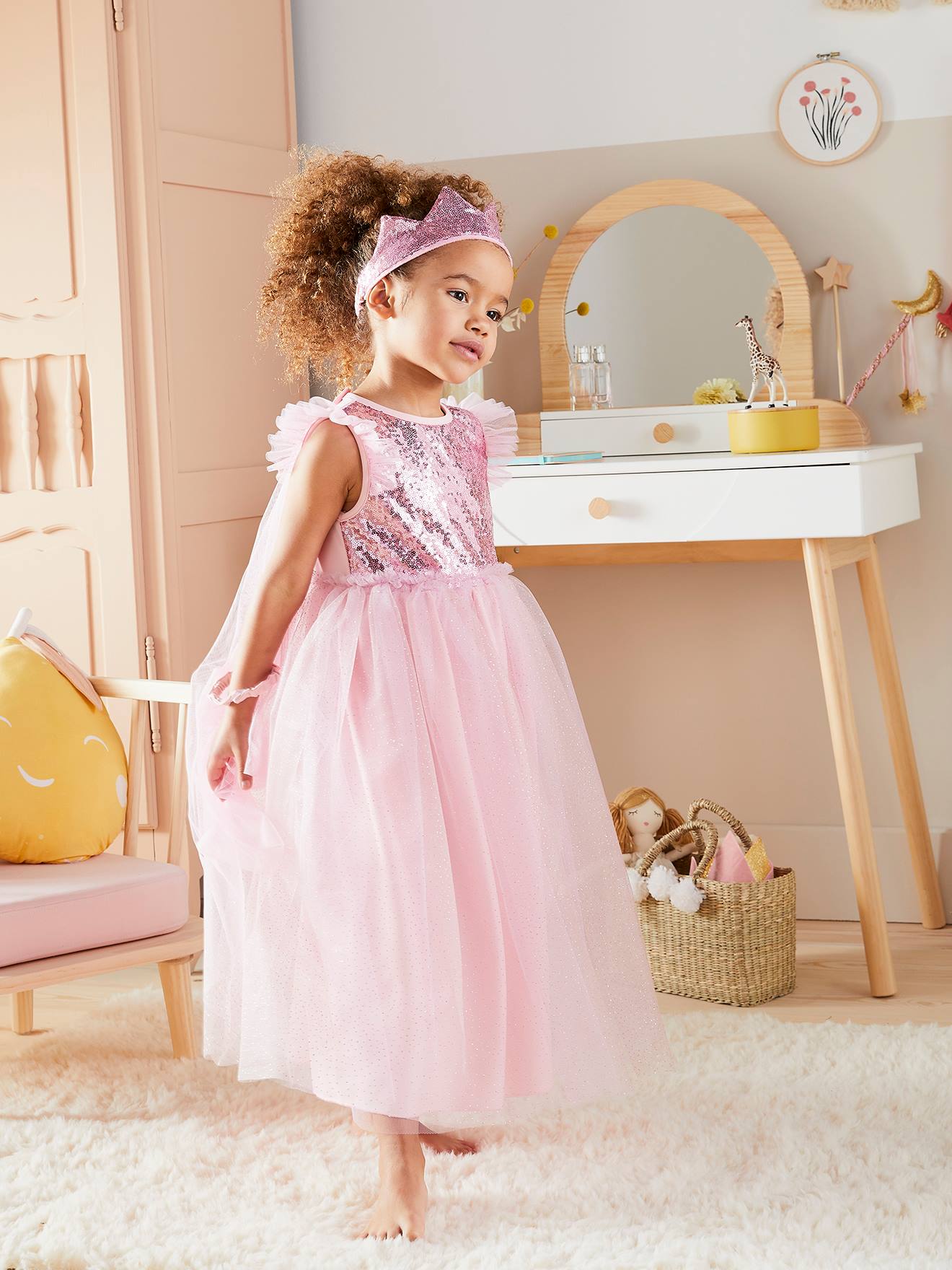 Traje de princesa com véu e coroa verde-esmeralda