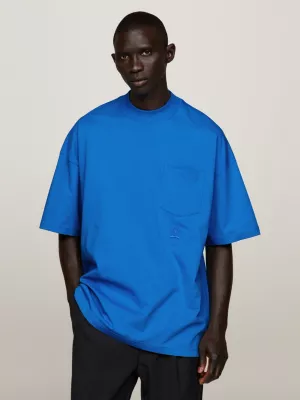 Camiseta oversized com gola alta e detalhe de brasão