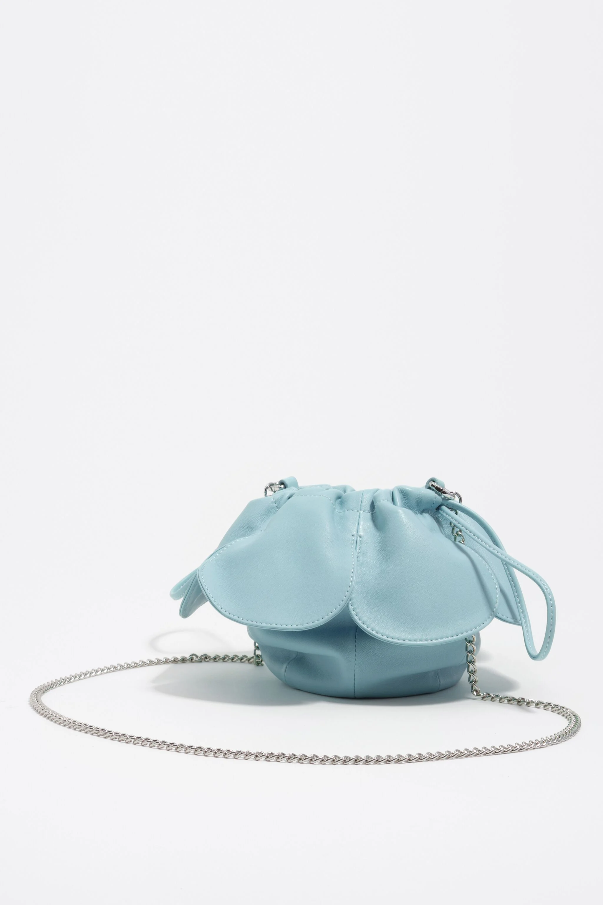 Bolsa Pétalo em couro azul celeste