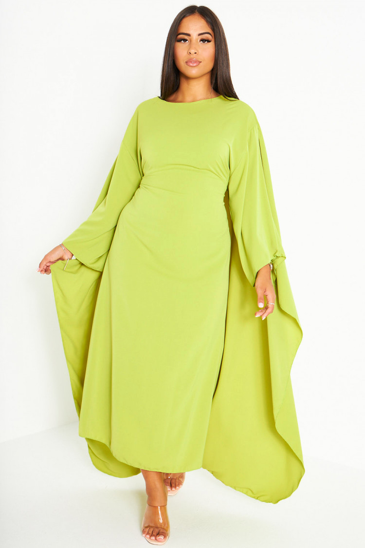 Robe verte ceinturée à empiècement cape