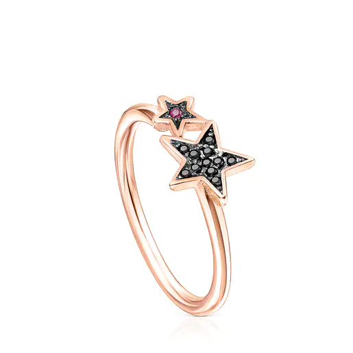 Anel com banho de ouro rosa 18k sobre prata, espinélio e rubi em formato de ursinho de pelúcia com estrelas.