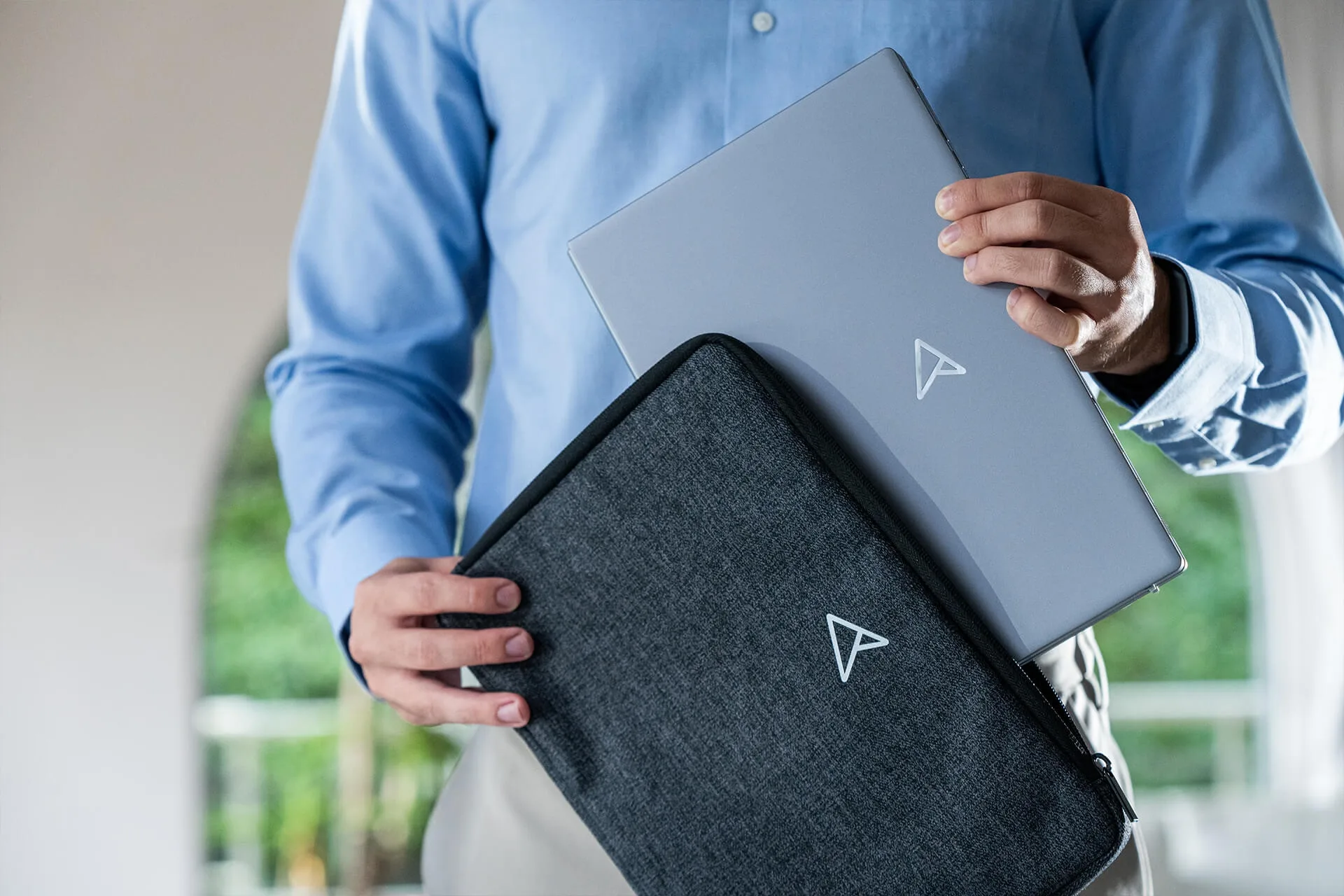 Asus ZenScreen Fold OLED MQ17QH Écrans de bureau et professionnels