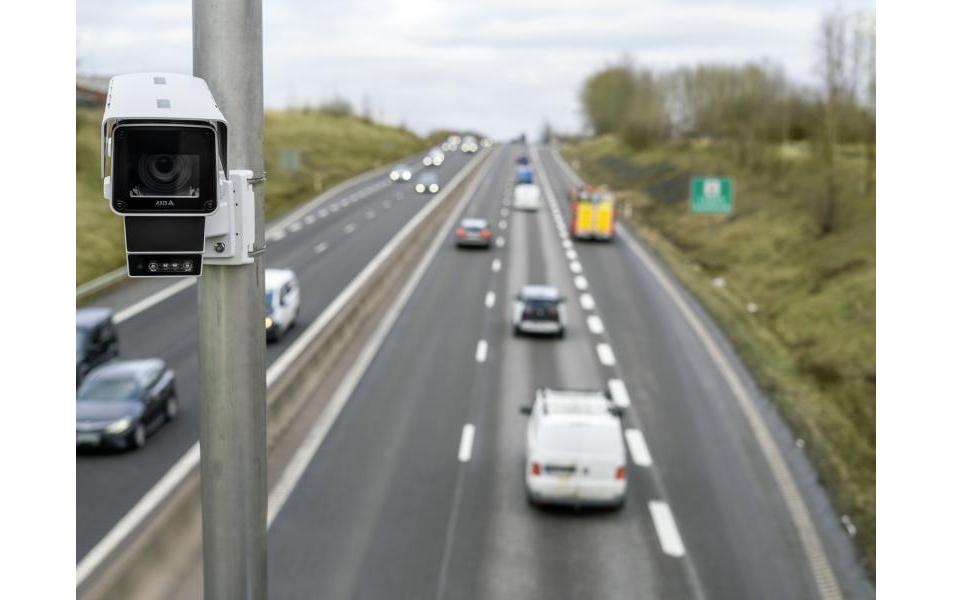 Netzwerkkamera Q1686-DLE Radar<br>Überwachen des Verkehrs und Identifizieren gefährlicher Fahrzeuge rund um die Uhr