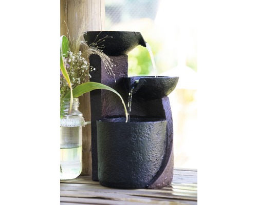 Design binnenfontein met 3 kommen, 14,2x14,2x22 cm, kunststeen, bruin, inclusief slang en pomp.
