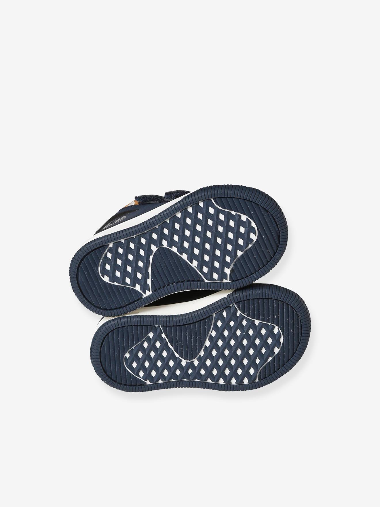 Tênis infantil azul de cano médio com fecho de velcro