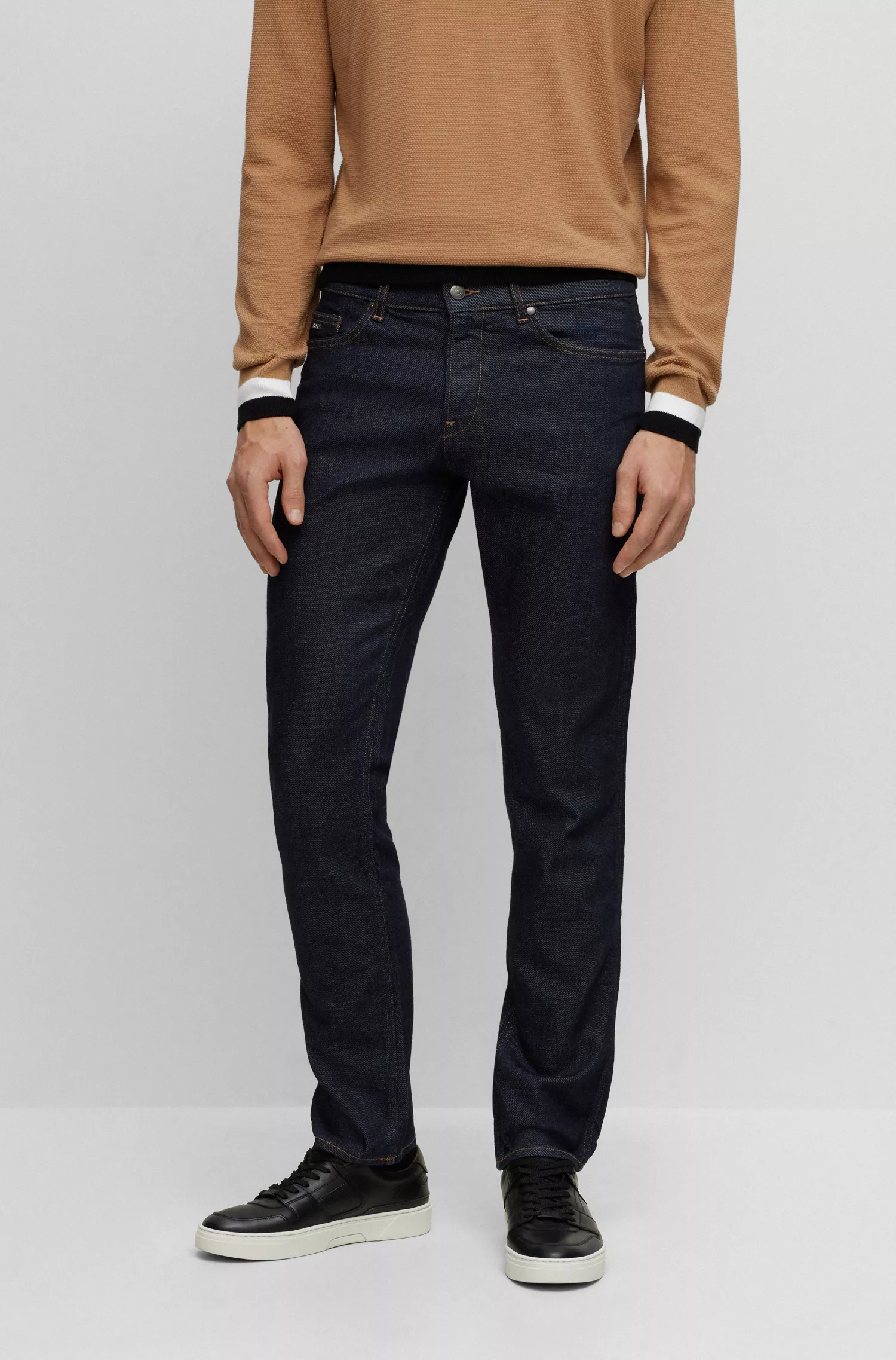 Calça jeans BOSS preta, corte slim, em denim azul-escuro com elasticidade confortável.