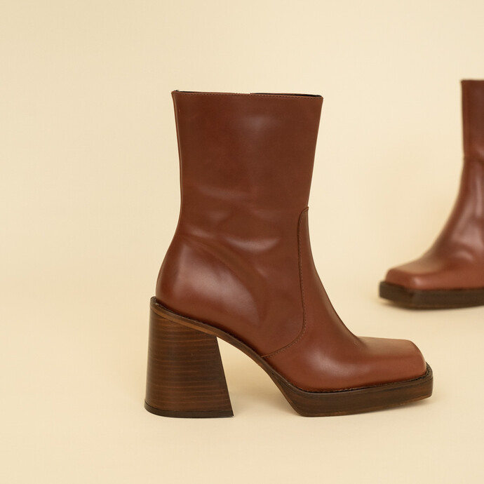Boots à talons et bouts carrés  en cuir gras cognac