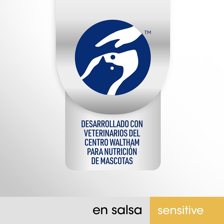 Sachê esterilizado de frango e salmão ao molho Perfect Fit Adult Sensitive para gatos.