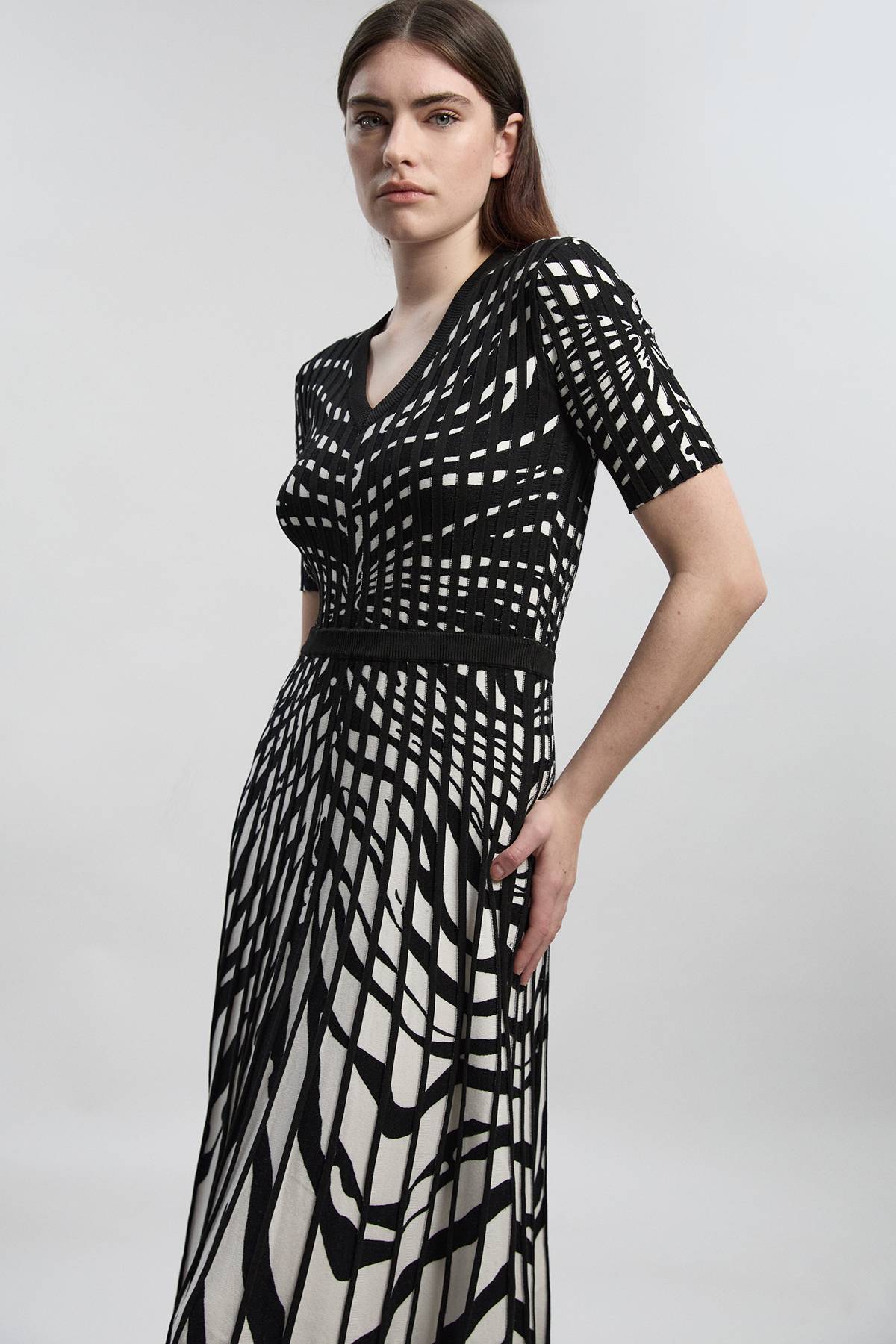 KarenMillen Robe Mi-Longue à Manches Courtes et Jupe Évasée en Maille Jacquard Motif Zèbre