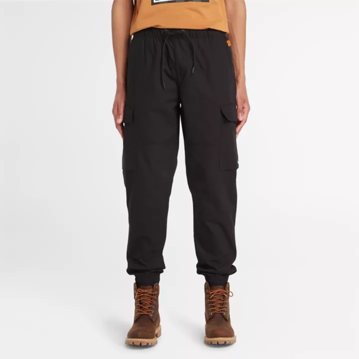 Calça utilitária cargo jogger masculina na cor preta.