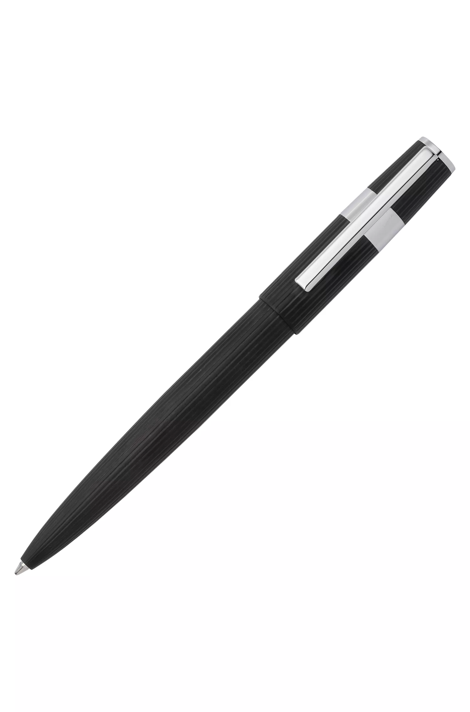 Caneta esferográfica BOSS preta com listras pretas gravadas e anel com o logotipo.