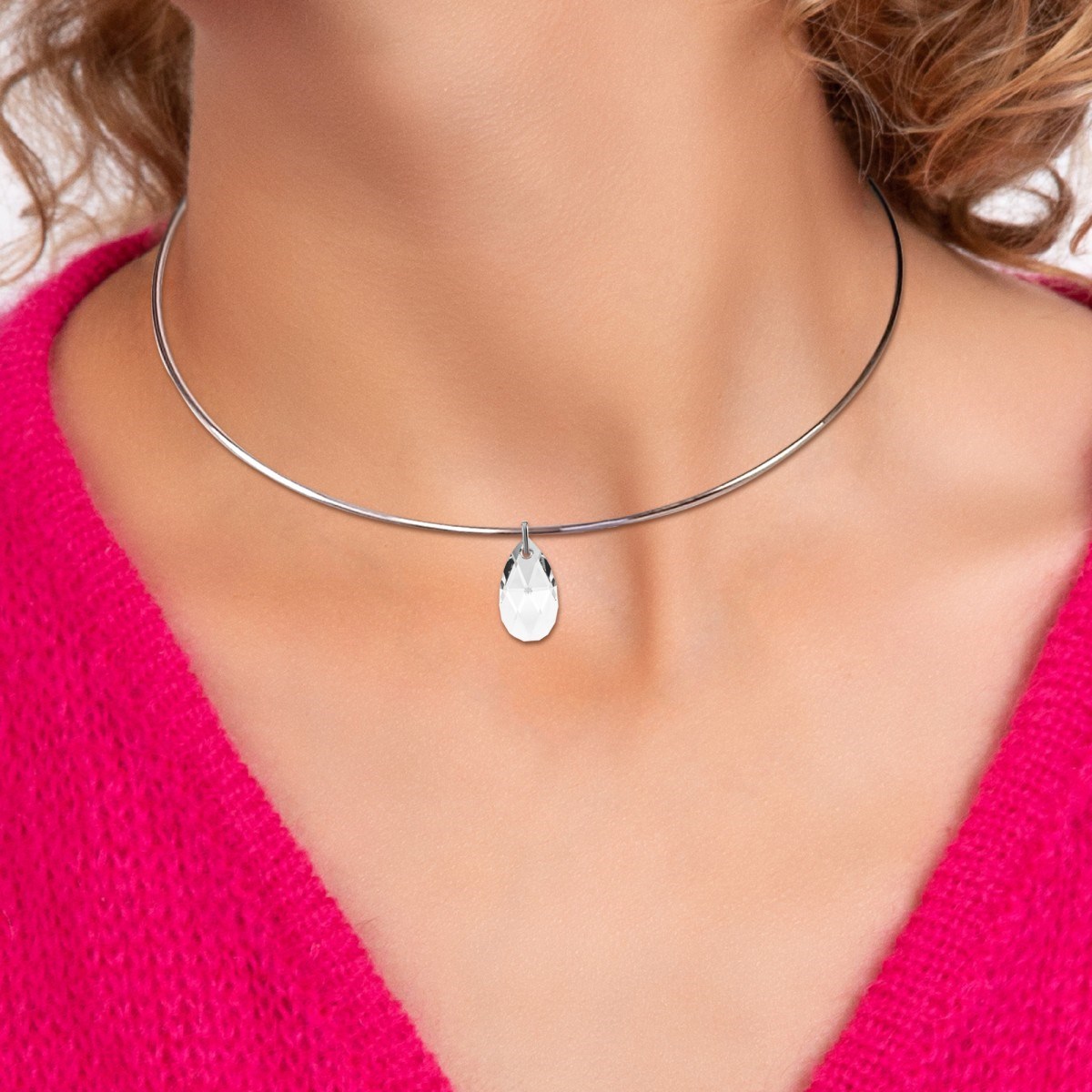 Collier ras de cou orné de Cristaux scintillants
