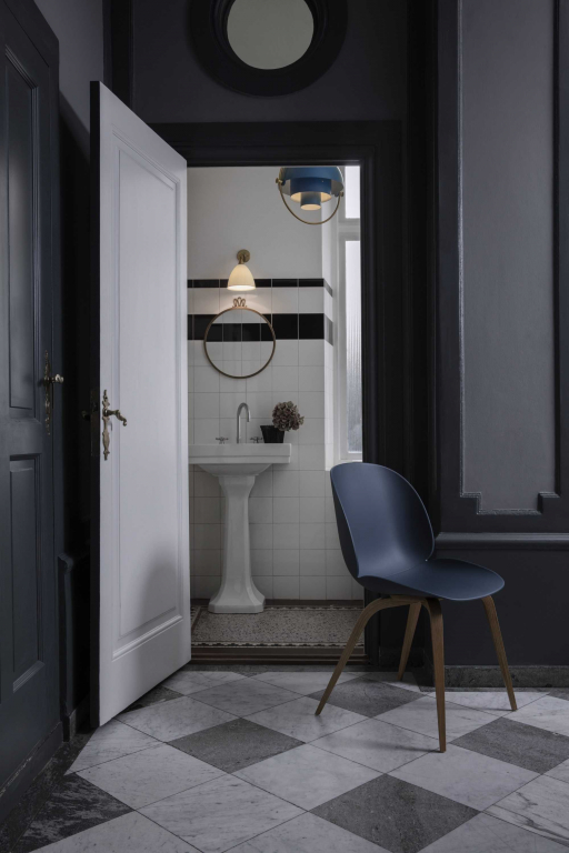 Gubi Beetle stoel met gerookt eiken onderstel, alabaster white