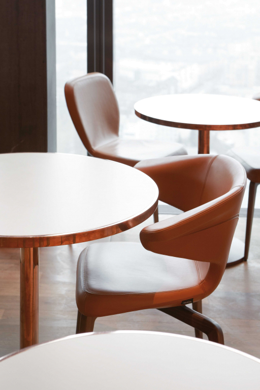 ClassiCon Munich Armchair stoel, eiken onderstel,  zwart leer