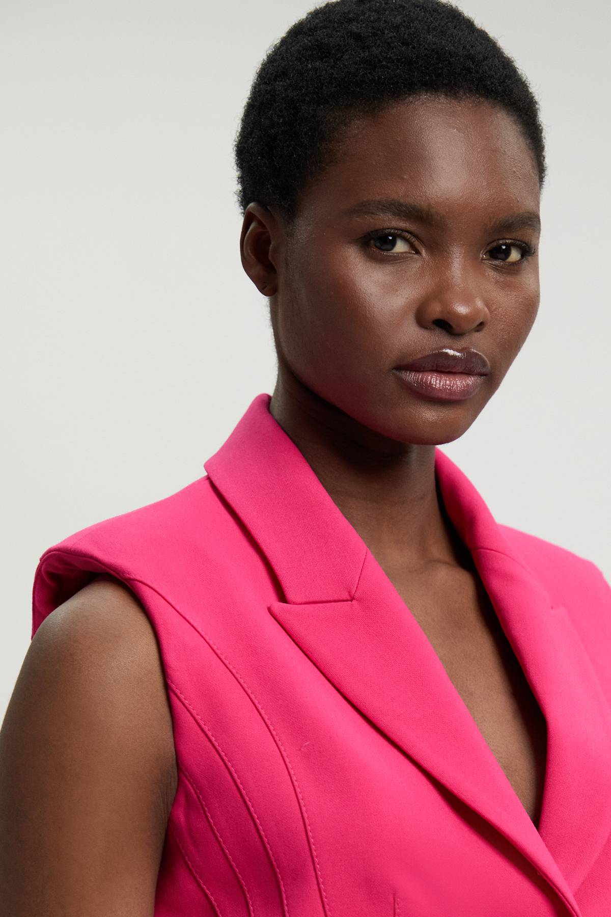KarenMillen Blazer Sans Manches Cintré En Crêpe Structuré Avec Ceinture