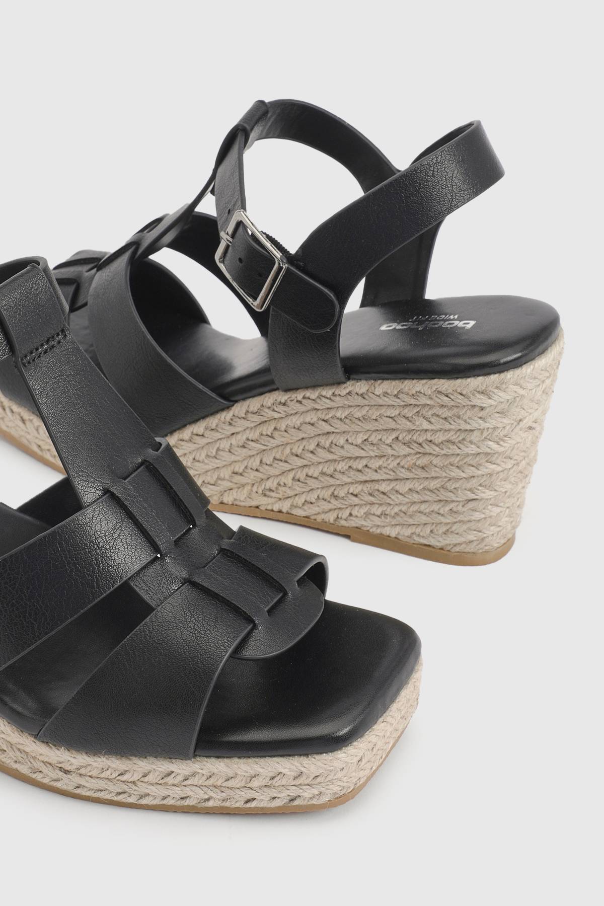 boohoo Sandales Compensées À Brides En T Coupe Extra Large
