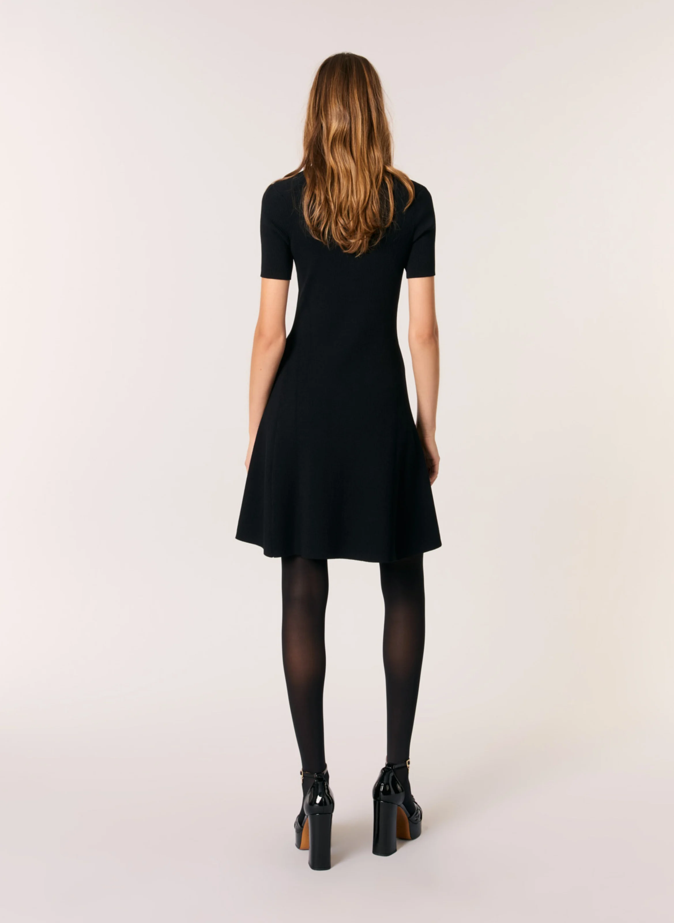 Robe courte patineuse en maille| Noir
