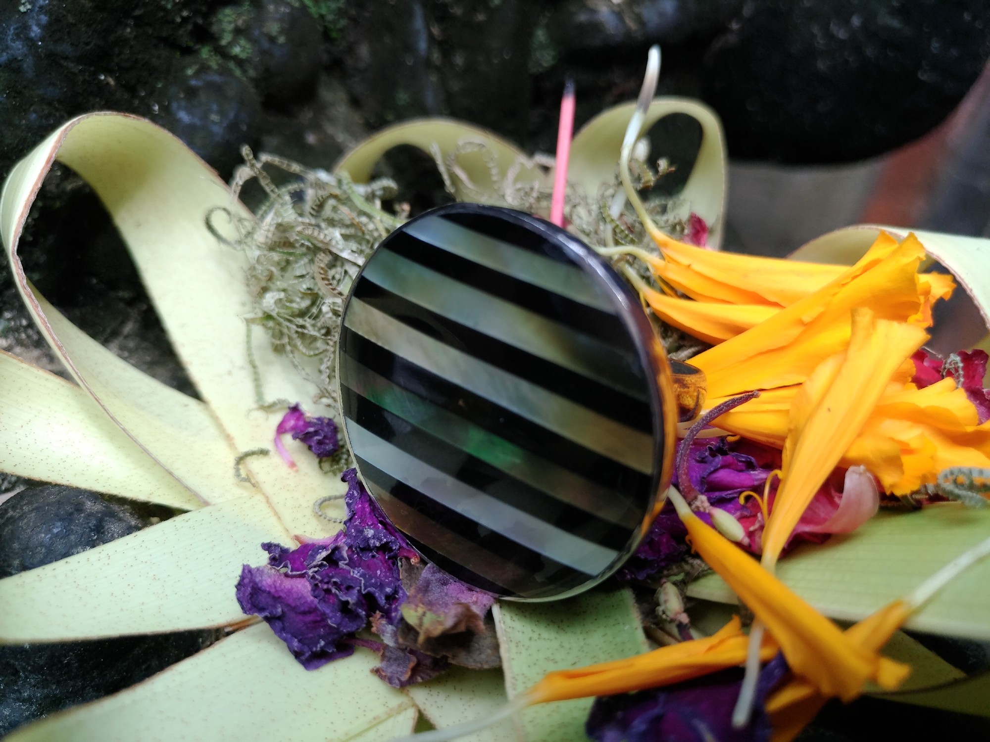 Runder Ring aus Edelstahl und Muschelharz , gestreift günstig bestellen