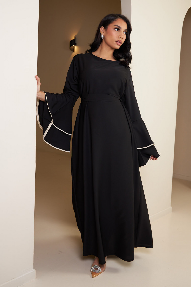 Robe noire ceinturée à manches à volants