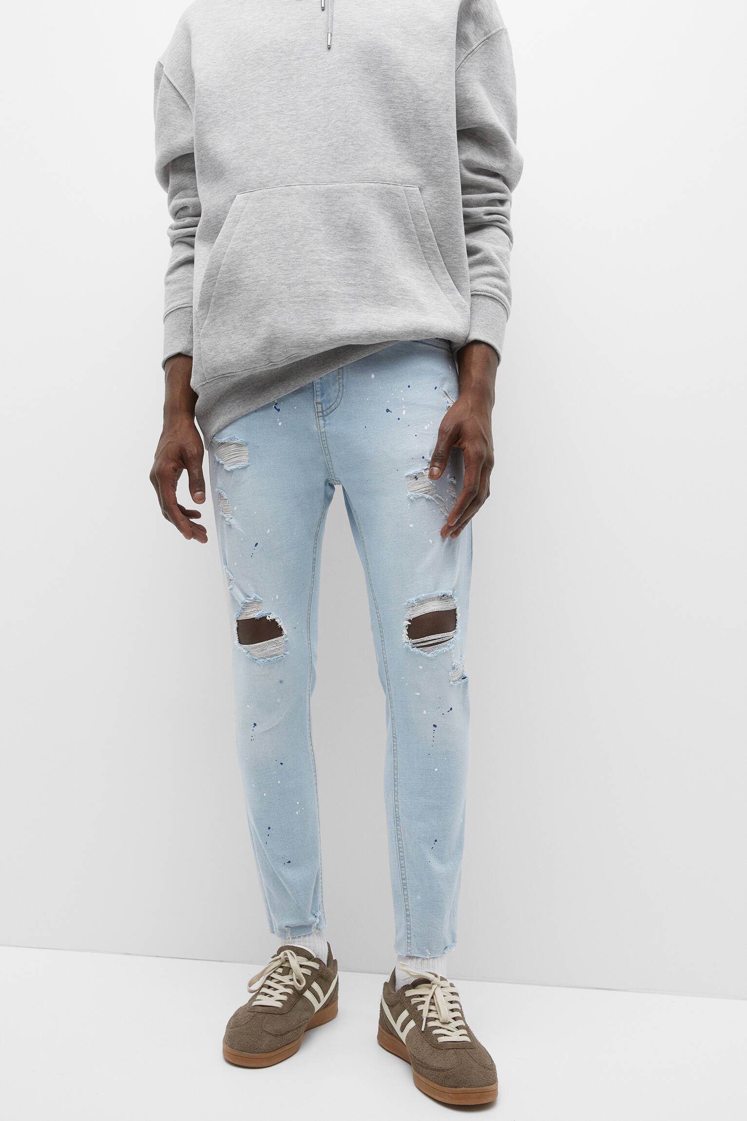 Calça jeans cenoura rasgada - Azul índigo claro