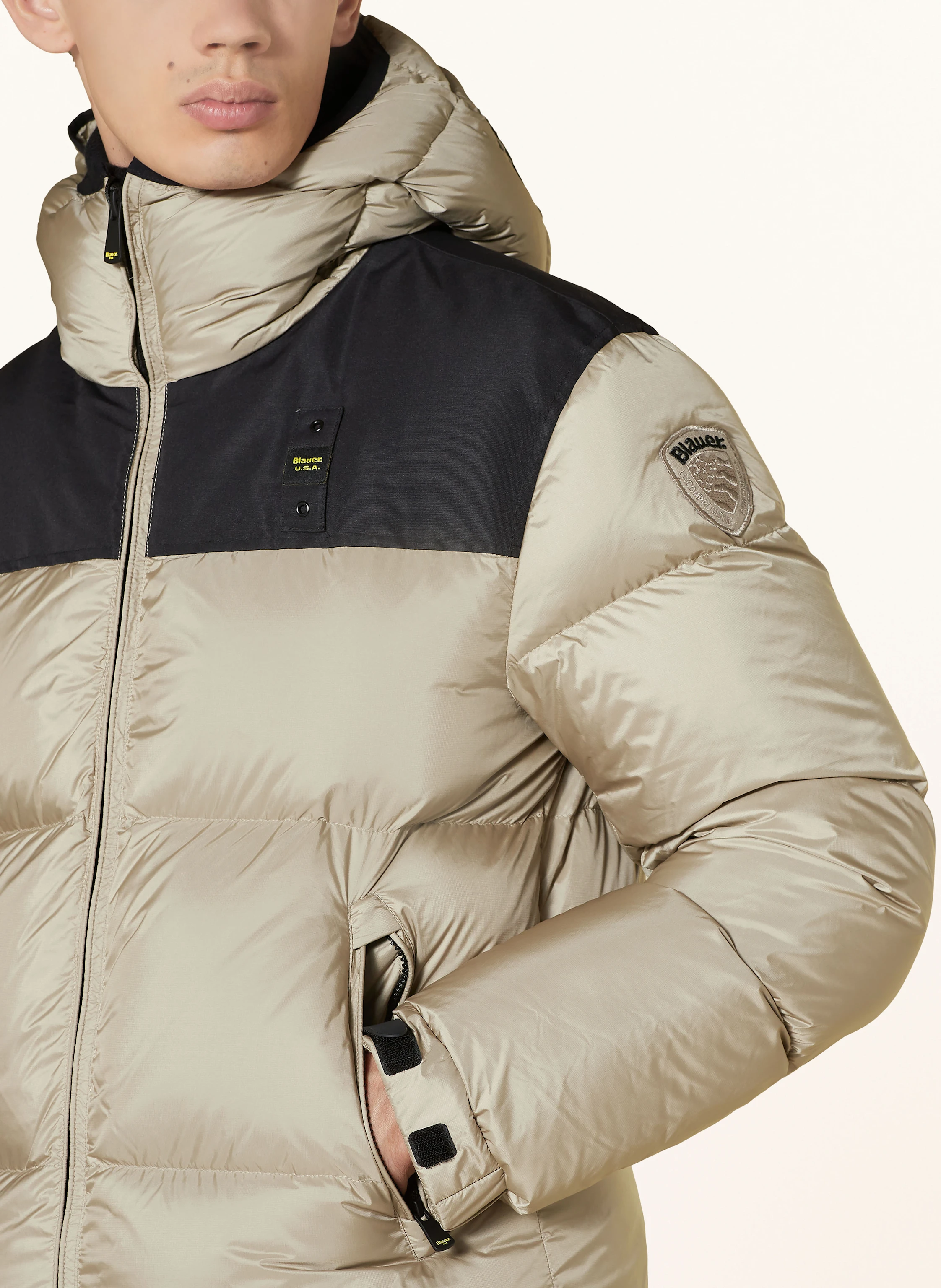 Blauer Daunenjacke