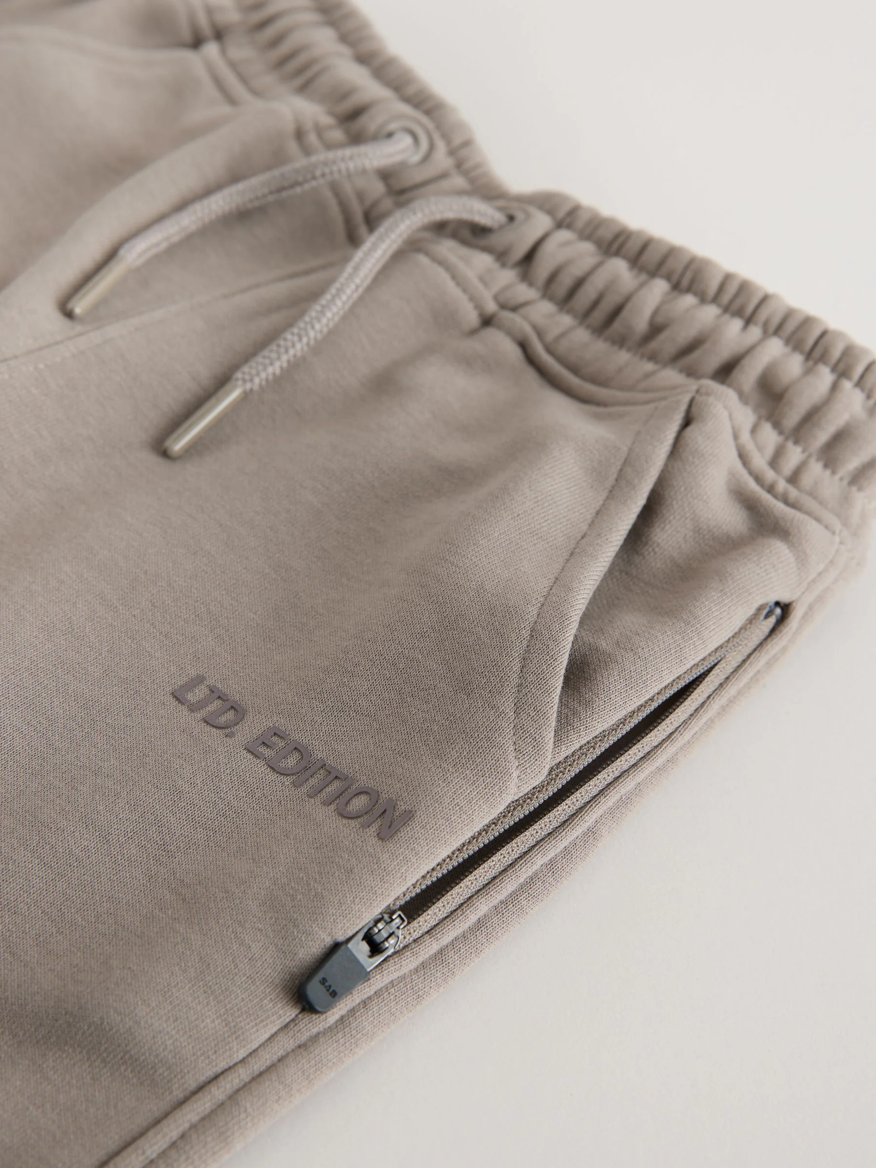 Nertsgrijs/bruin - Premium regular-fit joggingbroek (3-16jr)
