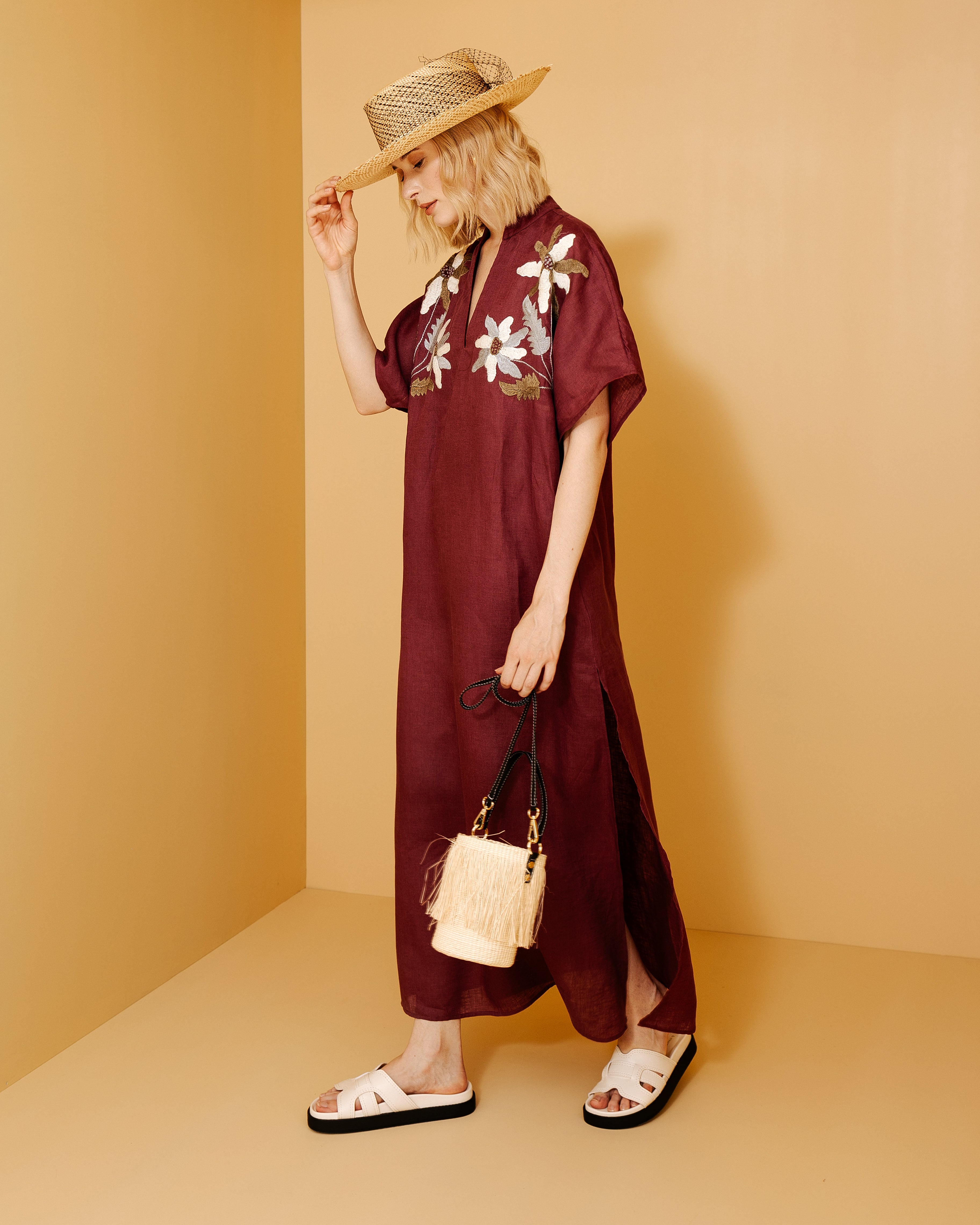 Caftan brodé à la main.