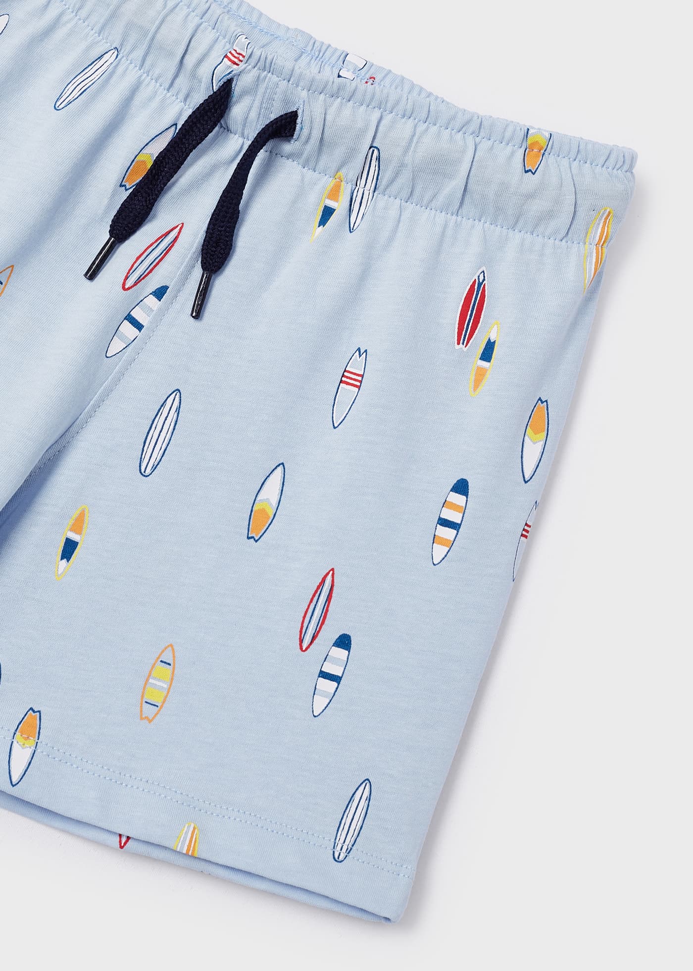 Pijama infantil confeccionado com algodão sustentável.