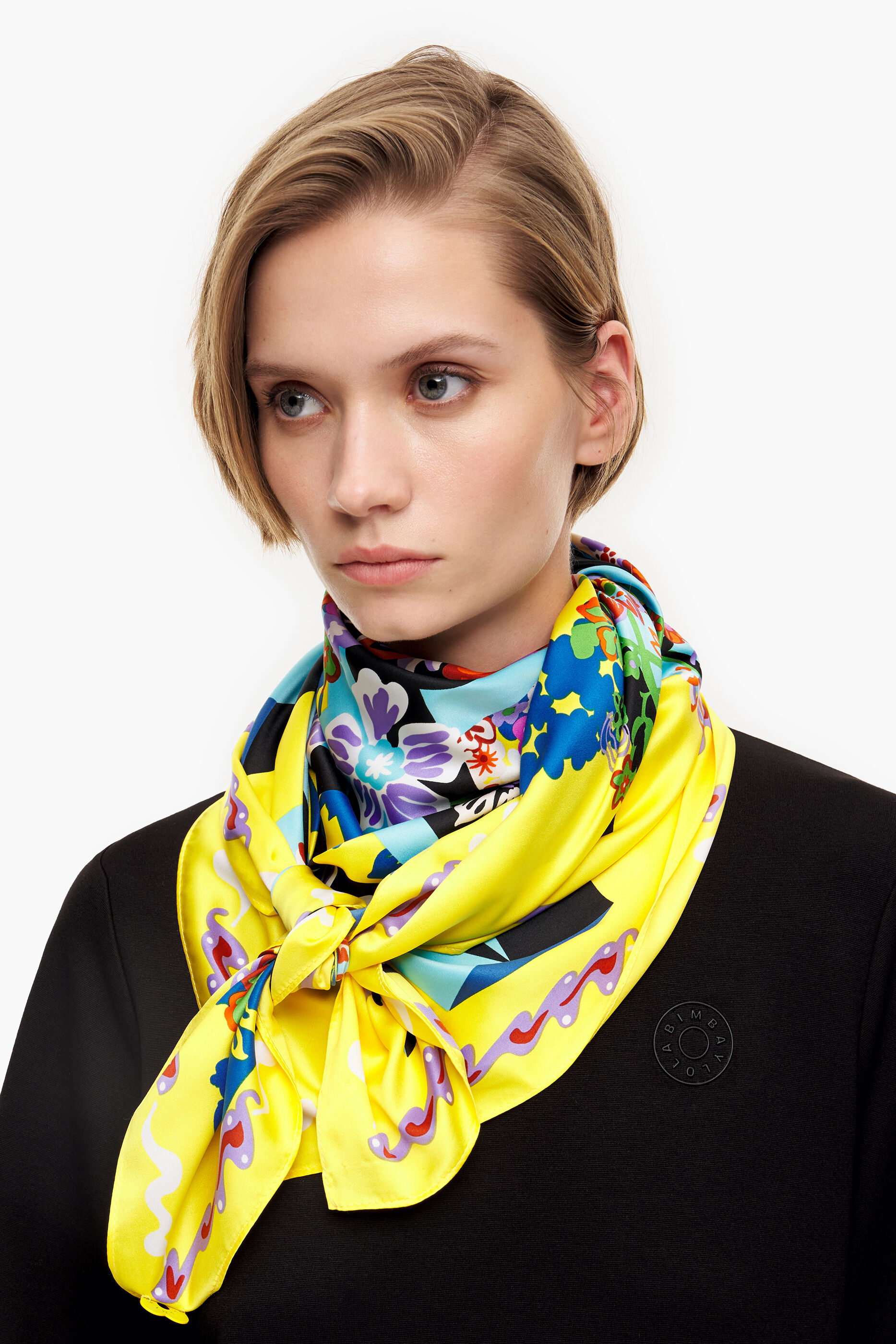 Lenço floral com logotipo geométrico amarelo